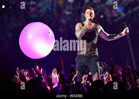 Adam Levine, chanteur du groupe Maroon 5 remplit pendant la mi-temps du Super Bowl show LIII de Mercedes-Benz Stadium le 3 février 2019 à Atlanta. Photo par Kevin Dietsch/UPI Banque D'Images