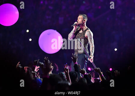 Adam Levine, chanteur du groupe Maroon 5 remplit pendant la mi-temps du Super Bowl show LIII de Mercedes-Benz Stadium le 3 février 2019 à Atlanta. Photo par Kevin Dietsch/UPI Banque D'Images