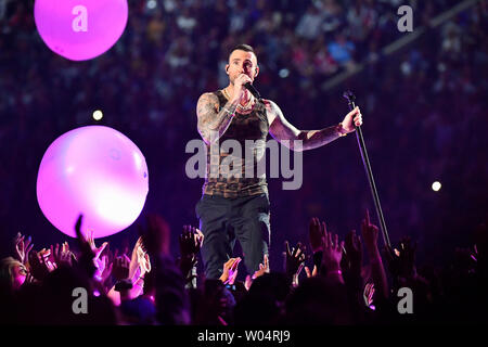 Adam Levine, chanteur du groupe Maroon 5 remplit pendant la mi-temps du Super Bowl show LIII de Mercedes-Benz Stadium le 3 février 2019 à Atlanta. Photo par Kevin Dietsch/UPI Banque D'Images