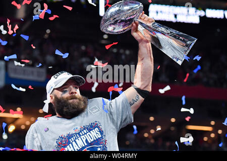 New England Patriots receveur Julian Edelman (11) hisse le Vince Lombardi trophy après la défaite des patriotes les Los Angeles Rams 13-3 au Super Bowl LIII de Mercedes-Benz Stadium le 3 février 2019 à Atlanta. Edelman a été nommé MVP. Photo par Kevin Dietsch/UPI Banque D'Images