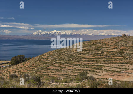 Vue de l'ensemble de la Cordillère Real et Cerro Palla Khasa sur l'Isla del Sol, le Lac Titicaca, en Bolivie Banque D'Images