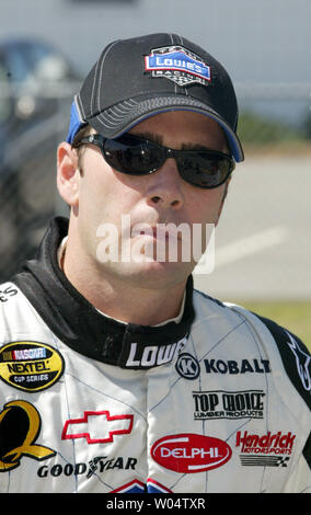 Pilote de voiture de course de Jimmie Johnson attend le début de Dodge Charger NASCAR admissible 500 au Darlington Raceway à Darlington, L.C. (le 12 mai 2006. (Photo d'UPI/Nell Redmond) Banque D'Images