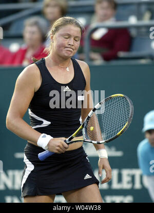 Dinara Safina de la Russie réagit après avoir perdu un point contre Tatiana Golovin de France en quarts de finale du tournoi de tennis de la Coupe Family Circle à Charleston, Caroline du Sud le 13 avril 2007. (Photo d'UPI/Nell Redmond) Banque D'Images