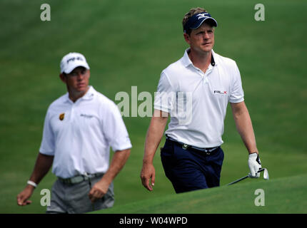 L'Angleterre, Luke Donald et Lee Westwood, droit à la septième marche verte pendant un jour de pratique au PGA Championship le 8 août 2012, à l'Ocean Course at Kiawah Island, Caroline du Sud,. UPI/David Tulis Banque D'Images