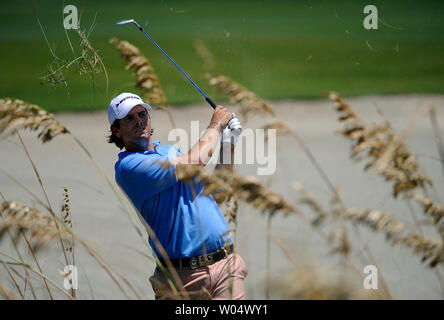 Entouré par la mer de l'avoine, Thomas Aiken, de l'Afrique du Sud le sable à hits de sept trous pendant le premier tour de la PGA Championship le 9 août 2012, à l'Ocean Course à Kiawah Island, Caroline du Sud,. UPI/David Tulis Banque D'Images