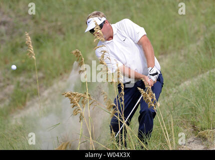 Carl Pettersson suédois hits de derrière sea oats au trou 10 dans la ronde finale du PGA Championship le 12 août 2012, à l'Ocean Course à Kiawah Island, Caroline du Sud,. Pettersson à égalité pour la troisième place à 2-sous pour le tournoi. UPI/David Tulis Banque D'Images