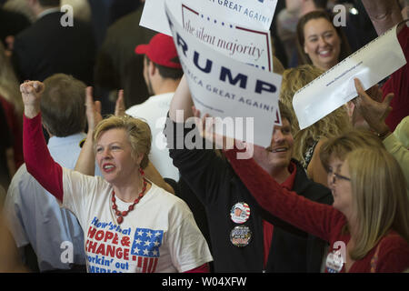 Les partisans du candidat républicain l'atout de Donald Trump's cheer au cours primaire en Caroline du Sud nuit rassemblement électoral à Spartanburg, Caroline du Sud le 20 février 2016. Photo par Kevin Dietsch/UPI Banque D'Images