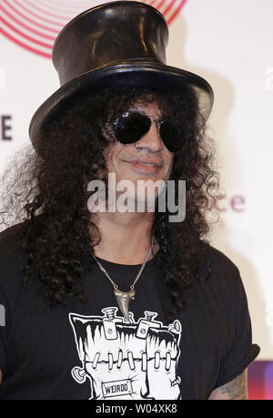 Slash arrive dans les gagnants du MTV Europe Music Awards à Glasgow, en Écosse, le 9 novembre 2014. UPI/David Silpa Banque D'Images