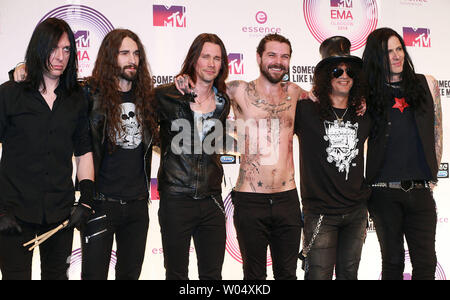 Simon Neil (3e R) de Biffy Clyro, barre oblique (2e R) et Myles Kennedy et les conspirateurs arrivent dans les gagnants Prix aux MTV Europe Music Awards à Glasgow, en Écosse, le 9 novembre 2014. UPI/David Silpa Banque D'Images