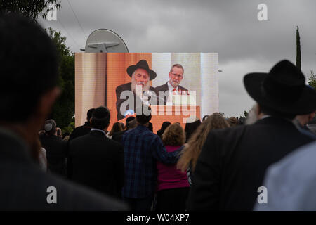 Rabbi Yisroel Goldstein deuil regarder sur grand écran pendant le service funèbre à la Synagogue Chabad de Poway pour Lori Gilbert Kaye à Poway, Californie le 29 avril 2019. Kaye a été tué dans une fusillade à la synagogue le 27 avril. Le rabbin Goldstein a été blessé dans le tournage de la Pâque. Photo par Ariana/Drehsler UPI Banque D'Images