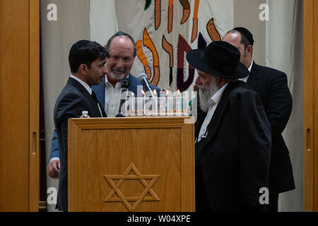 Poway maire Steve Vaus (centre), Rabbi Yisroel Goldstein (droite) et Oscar Stewart (à gauche) d'assister le service funèbre à la Synagogue Chabad de Poway pour Lori Gilbert Kaye à Poway, Californie le 29 avril 2019. Stewart était au milieu de la prière lorsqu'il a entendu les coups de feu, puis il courut après les hommes armés, John sérieusement et chassé hors du sanctuaire. Le rabbin Goldstein a perdu un doigt dans la prise de vue. Photo par Ariana/Drehsler UPI Banque D'Images