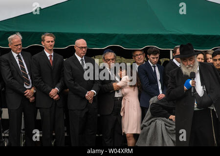 Rabbi Yisroel Goldstein parle lors du service funèbre pour Lori Gilbert Kaye au cimetière El Camino de San Diego, Californie le 29 avril 2019. Les membres de la famille Kaye, fille Hannah et son père, Howard peut être vu dans l'arrière-plan ainsi que d'autres personnes en deuil. Kaye a été tué à la Chabad de Poway Synagogue. Photo par Ariana/Drehsler UPI Banque D'Images