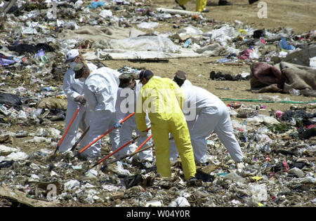 SDP2002050201- SAN DIEGO, 2 mai (UPI) - Les enquêteurs de la Police de San Diego avec l'aide de personnels de la Marine américaine à partir d'une base locale Recherchez un dump pour preuve de l'absence de 2 ans Jahi Turner le 2 mai 2002, à San Diego. Jahi qui est porté disparu depuis le 25 avril a disparu d'un parc près de son domicile après son beau-père l'Tieray Jones lui a laissé pendant quinze minutes pour aller à une machine à soda. La mère de l'enfant, Carolyne Jones, un 18-year-old Navy matelot affecté au navire amphibie Rushmore, était à bord du navire au moment où l'enfant a disparu et a été volé de retour à San Diego. Le detec homicide Banque D'Images