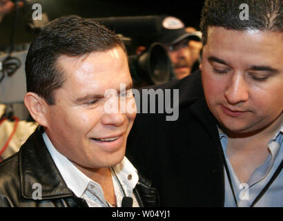 'El Grand Campion' Julio César Chavez, Sr., considéré comme l'un des 10 meilleurs combattants dans l'histoire de la boxe, entre dans le ring avec son fils manager Fernando Beltran. Julio Jr. est considéré comme l'augmentation du haut en boxe superstar aujourd'hui gagner son 16e combat professionnel dans une rangée avec un 1er round knockout sur Michigan City Leroy Indianas Newton devant une salle comble au San Diego Convention Center, le 11 février 2005. (Photo d'UPI/Roger Williams) Banque D'Images