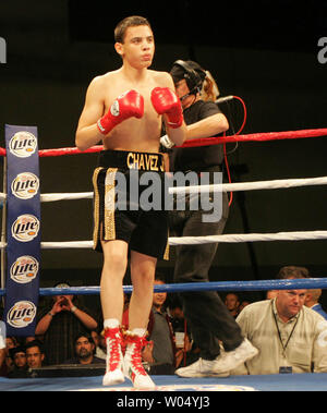 Julio César Chavez Jr, considéré comme la boxe top perspective aujourd'hui, remporte son 16e combat professionnel dans une rangée avec un 1er round knockout sur Leroy de la Newton USA au San Diego Convention Center le 11 février 2005. Julio est le fils de 'El Grande Campion' Julio, Sr., considéré comme l'un des 10 meilleurs combattants dans l'histoire de la boxe. (Photo d'UPI/Roger Williams) Banque D'Images