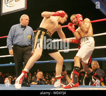Julio César Chavez Jr, considéré comme la boxe top perspective aujourd'hui, remporte son 16e combat professionnel dans une rangée avec un 1er round knockout sur Leroy de la Newton USA au San Diego Convention Center le 11 février 2005. Julio est le fils de 'El Grande Campion' Julio, Sr., considéré comme l'un des 10 meilleurs combattants dans l'histoire de la boxe. (Photo d'UPI/Roger Williams) Banque D'Images