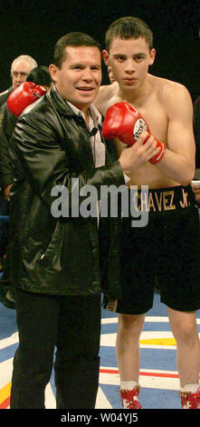 Julio César Chavez Jr, considéré comme la boxe top perspective aujourd'hui, remporte son 16e combat professionnel dans une rangée avec un 1er round knockout sur Leroy de la Newton USA au San Diego Convention Center le 11 février 2005. Julio est le fils de 'El Grande Campion' Julio, Sr., considéré comme l'un des 10 meilleurs combattants dans l'histoire de la boxe. (Photo d'UPI/Roger Williams) Banque D'Images