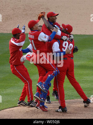 Les joueurs cubains célébrer après leur victoire de 3-1 sur la République dominicaine dans la World Baseball Classic de 2006 demi-finales au Petco Park de San Diego Samedi 18 Mars. (Photo d'UPI/Robert Benson) Banque D'Images