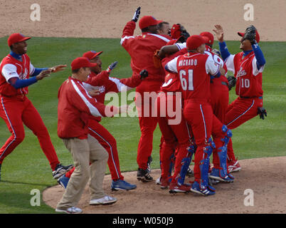 Les joueurs cubains célébrer après leur victoire de 3-1 sur la République dominicaine dans la World Baseball Classic de 2006 demi-finales au Petco Park de San Diego Samedi 18 Mars. (Photo d'UPI/Robert Benson) Banque D'Images