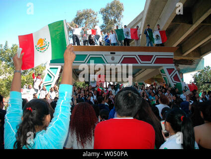 Des centaines d'intermédiaires et secondaires les étudiants hispaniques sauté l'école le 29 mars 2006, pour protester contre le Chicano Park, près du centre-ville de San Diego, en Californie. Les étudiants ont exprimé leur opposition au projet de loi du Congrès HR 4437, une loi visant à renforcer la capacité du gouvernement d'appliquer le droit de l'immigration. (Photo d'UPI/Earl S. Cryer) Banque D'Images