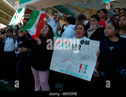 Des centaines d'intermédiaires et secondaires les étudiants hispaniques sauté l'école le 29 mars 2006, pour protester contre le Chicano Park, près du centre-ville de San Diego, en Californie. Les étudiants ont exprimé leur opposition au projet de loi du Congrès HR 4437, une loi visant à renforcer la capacité du gouvernement d'appliquer le droit de l'immigration. (Photo d'UPI/Earl S. Cryer) Banque D'Images