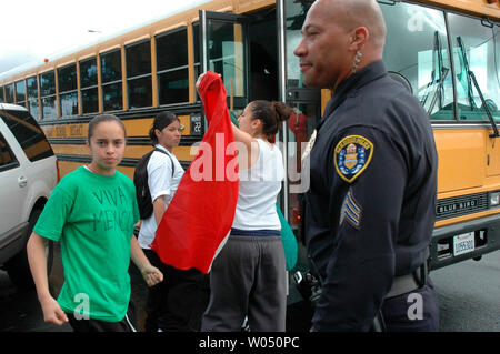 Certains des centaines de moyenne et haute école étudiants hispaniques qui ont sauté l'école le 29 mars 2006, pour protester à San Diego, Californie sont transportés par autobus à l'école après avoir reçu des billets pour être absent. Les étudiants ont exprimé leur opposition au projet de loi du Congrès HR 4437, une loi visant à renforcer la capacité du gouvernement d'appliquer le droit de l'immigration. (Photo d'UPI/Earl S. Cryer) Banque D'Images