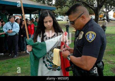 Certains des centaines de moyenne et haute école étudiants hispaniques qui ont sauté l'école le 29 mars 2006, pour protester à San Diego, Californie sont transportés par autobus à l'école après avoir reçu des billets pour être absent. Les étudiants ont exprimé leur opposition au projet de loi du Congrès HR 4437, une loi visant à renforcer la capacité du gouvernement d'appliquer le droit de l'immigration. (Photo d'UPI/Earl S. Cryer) Banque D'Images