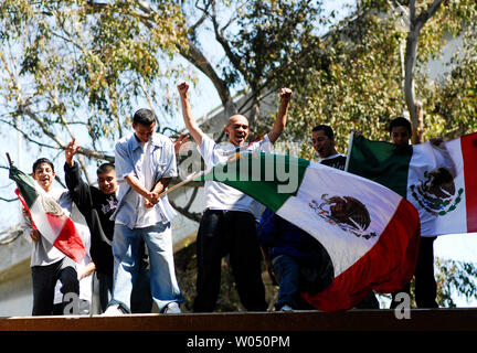 Des centaines d'intermédiaires et secondaires les étudiants hispaniques sauté l'école le 29 mars 2006, pour protester contre le Chicano Park, près du centre-ville de San Diego, en Californie. Les étudiants ont exprimé leur opposition au projet de loi du Congrès HR 4437, une loi visant à renforcer la capacité du gouvernement d'appliquer le droit de l'immigration. (Photo d'UPI/Earl S. Cryer) Banque D'Images