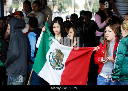 Des centaines d'intermédiaires et secondaires les étudiants hispaniques sauté l'école le 29 mars 2006, pour protester à San Diego, Californie. Les étudiants ont exprimé leur opposition au projet de loi du Congrès HR 4437, une loi visant à renforcer la capacité du gouvernement d'appliquer le droit de l'immigration. (Photo d'UPI/Earl S. Cryer) Banque D'Images