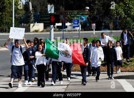 Des centaines d'intermédiaires et secondaires les étudiants hispaniques sauté l'école le 29 mars 2006, pour protester à San Diego, Californie. Les étudiants ont exprimé leur opposition au projet de loi du Congrès HR 4437, une loi visant à renforcer la capacité du gouvernement d'appliquer le droit de l'immigration. (Photo d'UPI/Earl S. Cryer) Banque D'Images