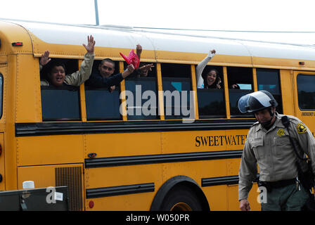 Certains des centaines de moyenne et haute école étudiants hispaniques qui ont sauté l'école le 29 mars 2006, pour protester à San Diego, Californie sont transportés par autobus à l'école après avoir reçu des billets pour être absent. Les étudiants ont exprimé leur opposition au projet de loi du Congrès HR 4437, une loi visant à renforcer la capacité du gouvernement d'appliquer le droit de l'immigration. (Photo d'UPI/Earl S. Cryer) Banque D'Images