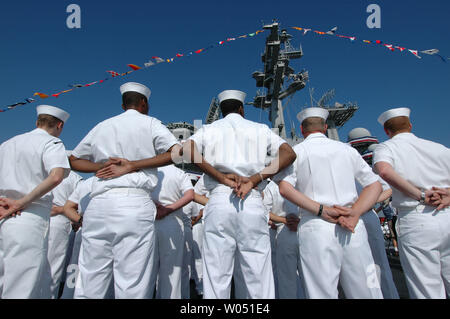 Marins de la Marine américaine sur la naturalisation au cours d'une cérémonie qui a eu lieu sur le pont de la porte-avions USS Ronald Reagan, le 22 août 2006, à Coronado, en Californie. Quatre-vingt-huit hommes de 29 pays ont prêté serment en tant que citoyens des États-Unis au cours de la cérémonie. (Photo d'UPI/Earl S. Cryer) Banque D'Images