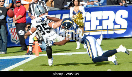 Oakland Raiders receveur John Madsen (85) est abordé par San Diego Chargers Quentin évoluait Jammer (23) au Stade Qualcomm de San Diego le 26 novembre 2006. Jammer a été appelé pour ingérence de la jouer si les chargeurs défait les Raiders 21-14. (Photo d'UPI/Earl S. Cryer) Banque D'Images