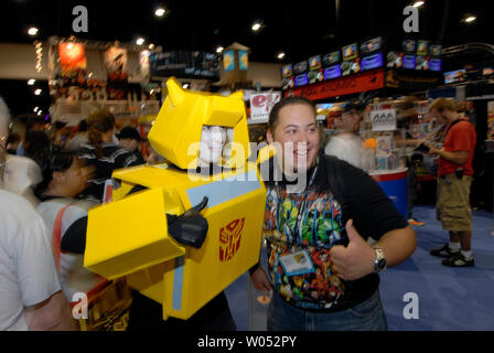 Juan Saidivar (R) a sa photo avec Nicole doigt lors Comic-Con International, la plus grande bande dessinée et événement de la culture pop en Amérique du Nord, à San Diego le 27 juillet 2007. (Photo d'UPI/Earl S. Cryer) Banque D'Images