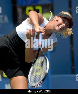 Maria Sharapova la Russie sert à sa compatriote Anna Chakvetadze au cours de leur demi-finale au tournoi de tennis classique Acura à Carlsbad, Californie le 4 août 2007. (Photo d'UPI/Earl S. Cryer) Banque D'Images