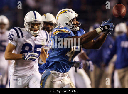 San Diego Chargers sécurité court Clinton Hart près d'Indianapolis Colts intercepte une passe avec neuf secondes à gauche au quatrième trimestre à Qualcomm Stadium de San Diego le 11 novembre 2007. Les chargeurs a gagné 23-21. (Photo d'UPI/Robert Benson) Banque D'Images