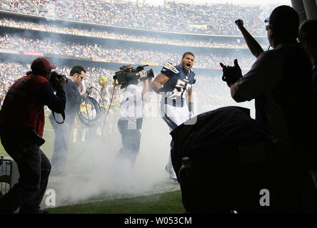 San Diego Chargers Caporale Shawne Merriman linebacker entre dans le champ de jeu avant leur match contre les Ravens de Baltimore au Stade Qualcomm de San Diego le 25 novembre 2007. (Photo d'UPI/Robert Benson) Banque D'Images