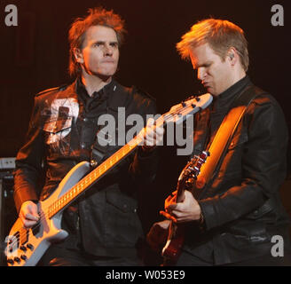 John Taylor (L) de Duran Duran joue aux côtés de Dom guitariste Brown lors de l'exécution au San Diego Sports Arena le 9 décembre 2007 dans le cadre de l'étoile 94.1 2007 Jingle Ball Concert. (Photo d'UPI/Roger Williams) Banque D'Images