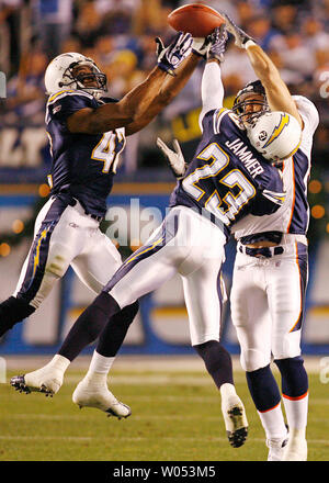 Une note destinée aux Denver Broncos tight end Tony Scheffler est interrompue par San Diego Chargers Quentin évoluait Jammer (# 23) et de sécurité Clinton Hart (# 42) au Stade Qualcomm de San Diego le 24 décembre 2007. (Photo d'UPI/Robert Benson) Banque D'Images