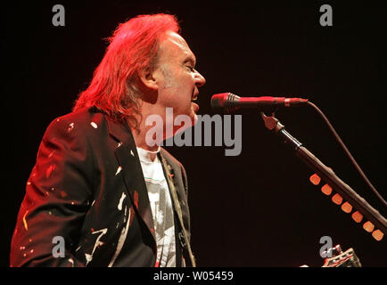 Neil Young se produit en concert à San Diego State University's Cox Arena le 29 octobre 2008. (Photo d'UPI/Roger Williams) Banque D'Images