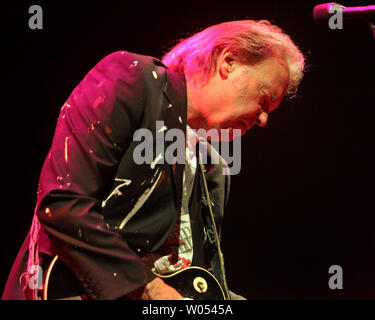 Neil Young se produit en concert à San Diego State University's Cox Arena le 29 octobre 2008. (Photo d'UPI/Roger Williams) Banque D'Images