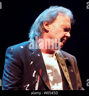 Neil Young se produit en concert à San Diego State University's Cox Arena le 29 octobre 2008. (Photo d'UPI/Roger Williams) Banque D'Images