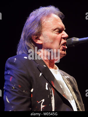 Neil Young se produit en concert à San Diego State University's Cox Arena le 29 octobre 2008. (Photo d'UPI/Roger Williams) Banque D'Images