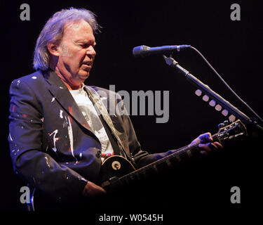 Neil Young se produit en concert à San Diego State University's Cox Arena le 29 octobre 2008. (Photo d'UPI/Roger Williams) Banque D'Images