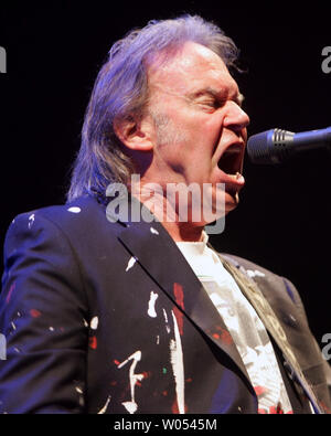 Neil Young se produit en concert à San Diego State University's Cox Arena le 29 octobre 2008. (Photo d'UPI/Roger Williams) Banque D'Images