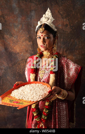 Mariée indienne effectuant rituel traditionnel Banque D'Images