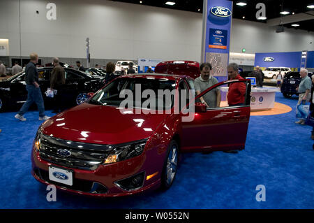 Les visiteurs du salon de l'Automobile International de San Diego à regarder par dessus un nouveau 2011Ford Fusion, ainsi que certaines des plus de 400 véhicules de modèle 2011 à l'affiche au centre de congrès de San Diego, le 30 décembre 2010 .La auto show devrait attirer plus de trois cent mille personnes et est les six plus grandes dans le pays, mettant en valeur les concept cars et les nouvelles versions du haut d'automobiles. ( UPI Photo/Earl S. Cryer) Banque D'Images