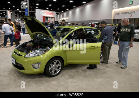 Les visiteurs du salon de l'Automobile International de San Diego à regarder plus d'une nouvelle Ford Fiesta, ainsi que certaines des plus de 400 véhicules de modèle 2011 à l'affiche au centre de congrès de San Diego, le 30 décembre 2010 .La auto show devrait attirer plus de trois cent mille personnes et est les six plus grandes dans le pays, mettant en valeur les concept cars et les nouvelles versions du haut d'automobiles. ( UPI Photo/Earl S. Cryer) Banque D'Images