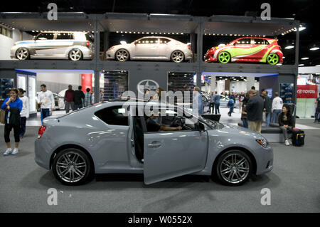 Les visiteurs du salon de l'Automobile International de San Diego à regarder par dessus une nouvelle Scion TC 2011, ainsi que certaines des plus de 400 véhicules de modèle 2011 à l'affiche au centre de congrès de San Diego, le 30 décembre 2010 .La auto show devrait attirer plus de trois cent mille personnes et est les six plus grandes dans le pays, mettant en valeur les concept cars et les nouvelles versions du haut d'automobiles. ( UPI Photo/Earl S. Cryer) Banque D'Images