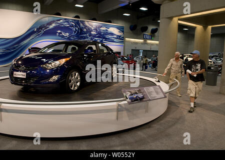 Les visiteurs du salon de l'Automobile International de San Diego à regarder plus d'une nouvelle Hyundai Elantra 2011, ainsi que certaines des plus de 400 véhicules de modèle 2011 à l'affiche au centre de congrès de San Diego, le 30 décembre 2010 .La auto show devrait attirer plus de trois cent mille personnes et est les six plus grandes dans le pays, mettant en valeur les concept cars et les nouvelles versions du haut d'automobiles. ( UPI Photo/Earl S. Cryer) Banque D'Images